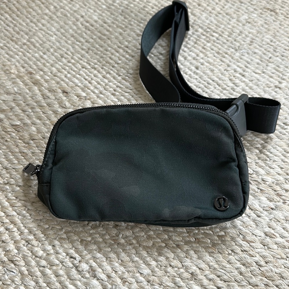 Lululemon Everywhere Belt Bag in Camo